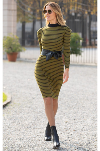Rochie dreaptă, în culoarea Green Olive cu dungi negre.