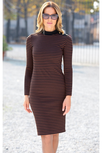 Rochie dreaptă din tricot, în culoarea Rustic Brown cu dungi negre. [1]