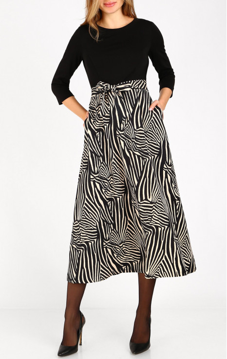 Rochie elegantă cu imprimeu grafic, &icirc;n negru și ecru.