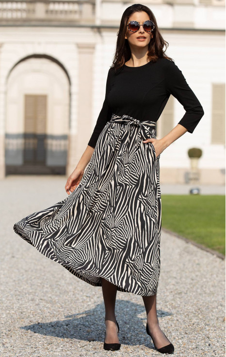 Rochie elegantă cu imprimeu grafic, &icirc;n negru și ecru.