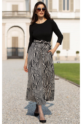 Rochie elegantă cu imprimeu grafic, în negru și ecru.