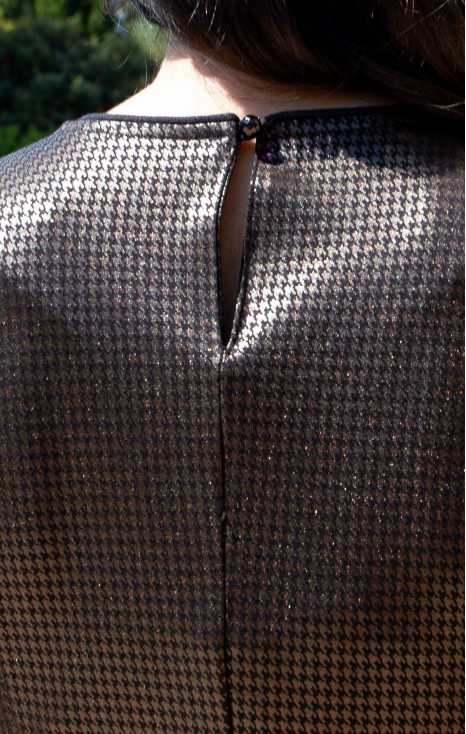 Rochie mini elegantă, neagră, cu efect de piele.