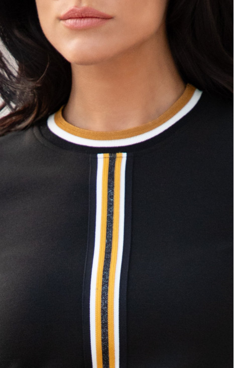 Elegantă bluză neagră din tricot elastic, cu bandă decorativă în alb și muștar