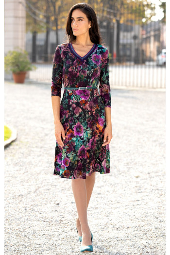 Rochie stilată din jerseu luxos, dens, cu un frumos imprimeu floral în nuanțe de Plum Purple, Amethyst și Alpine Green